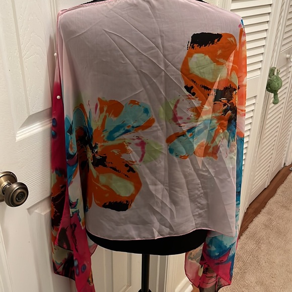 Chiffon flowered boatneck poncho - Picture 5 of 6